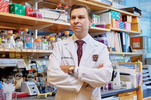 이미지출처: Boston /David Sinclair in his lab at Harvard Medical School. / Portrait by Ken Richardson